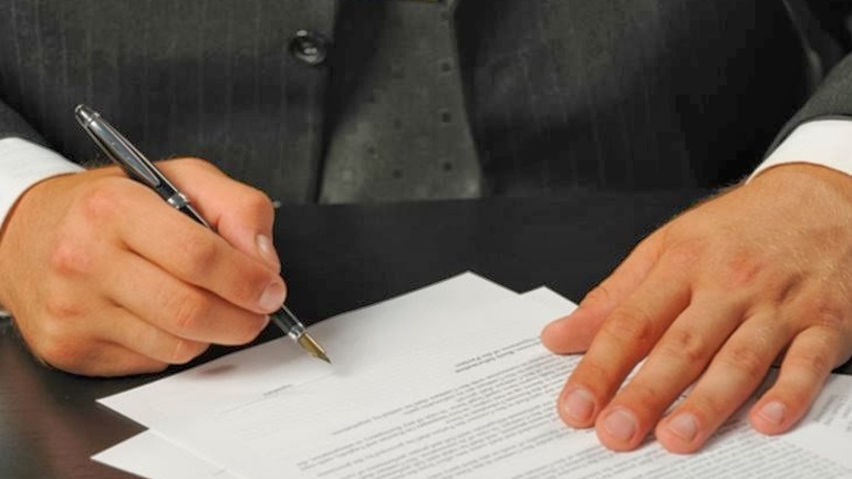 Πιο φτηνά τα έξοδα για συμβολαιογράφο